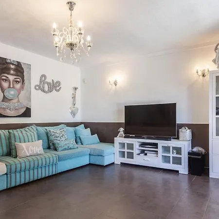 5 Min To The Beach & Hippy Market Villa